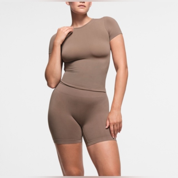 SKIMS Other - NWT SKIMS LIMITED EDITION soft smoothing seamless truffle short (L)
